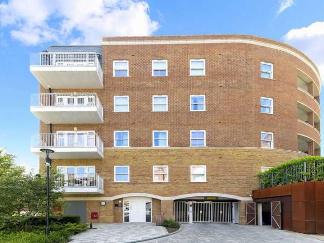 Flat for sale in Oxted, Hillview