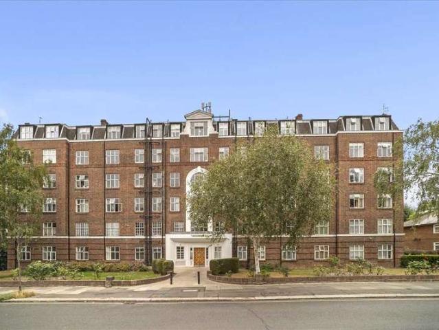 Flat for sale in London Borough of Hounslow, Strand