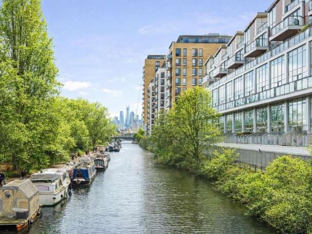 Flat for sale in Suttons Wharf, Mile End