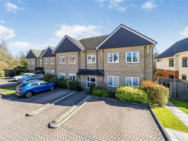 Flat for sale in Heol-las, Surrey