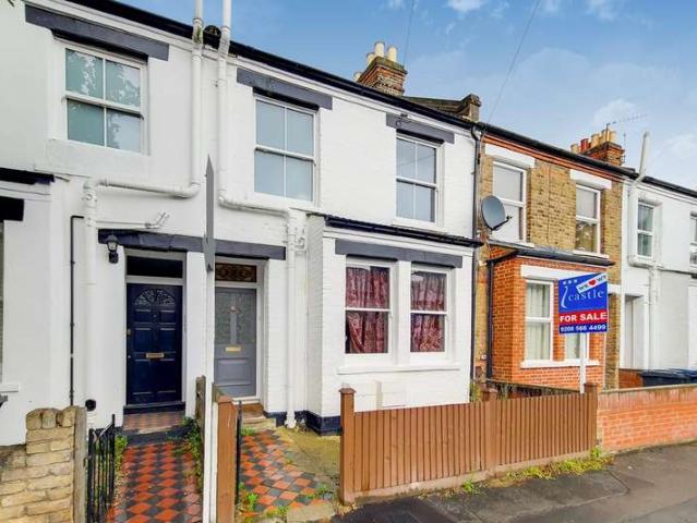 Flat for sale in London Borough of Ealing, Greater London