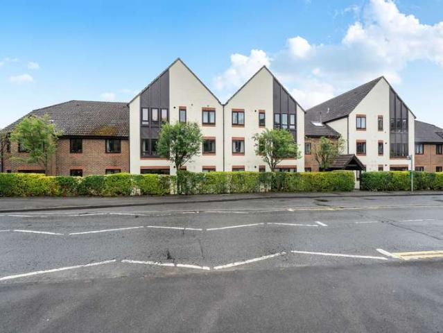 Flat for sale in Fole, Surrey