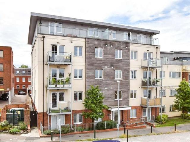 Flat for sale in Sunnymede, Billericay
