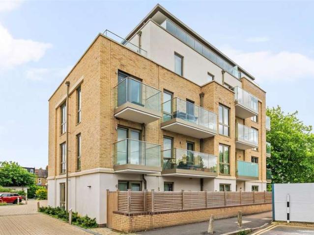 Flat for sale in London Borough of Merton, Raynes Park