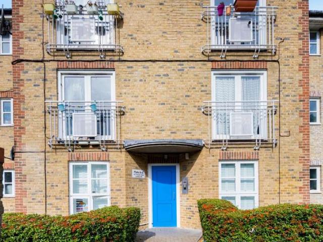 Flat for sale in Hackney Wick, Greater London