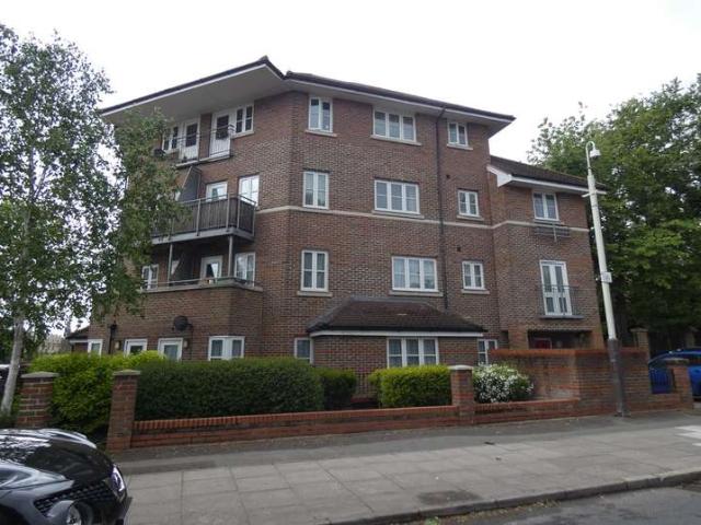 Flat for sale in London Borough of Ealing, Greenford