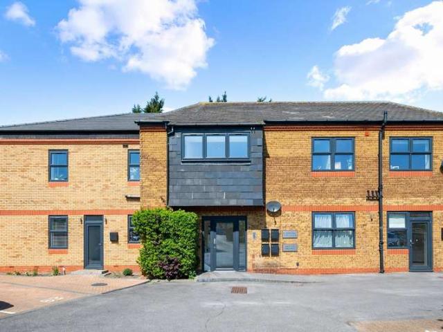 Flat for sale in Epsom, Surrey