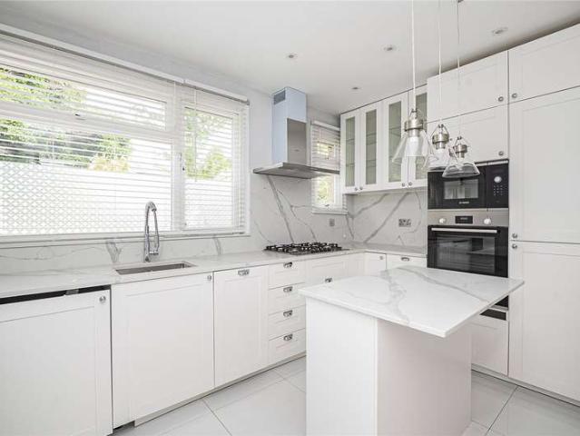 Flat for sale in London Borough of Merton, Collier's Wood