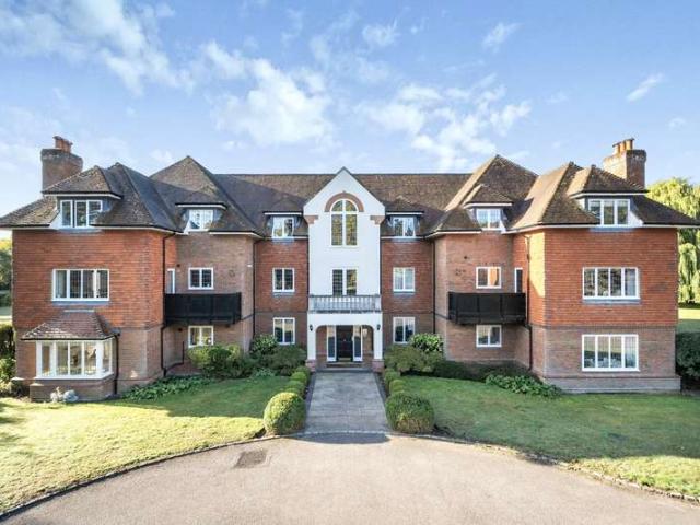Flat for sale in Woking, Surrey