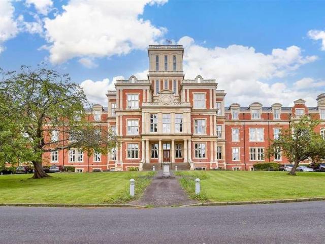 Flat for sale in Whitebushes, Red Hill