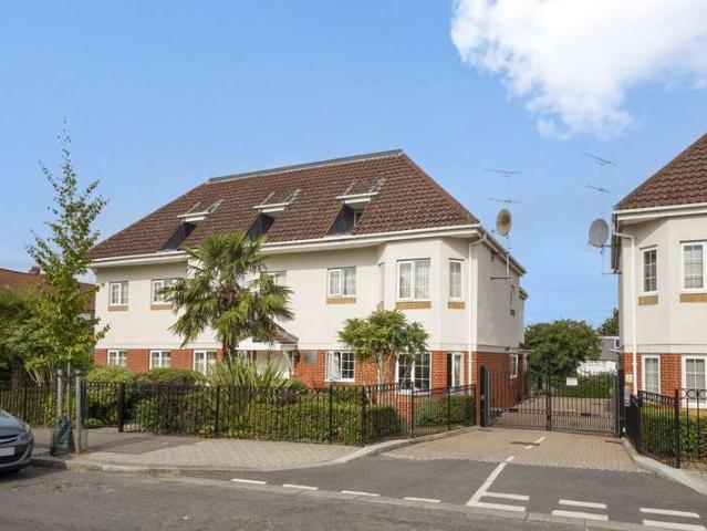 Flat for sale in The Hale, Greater London