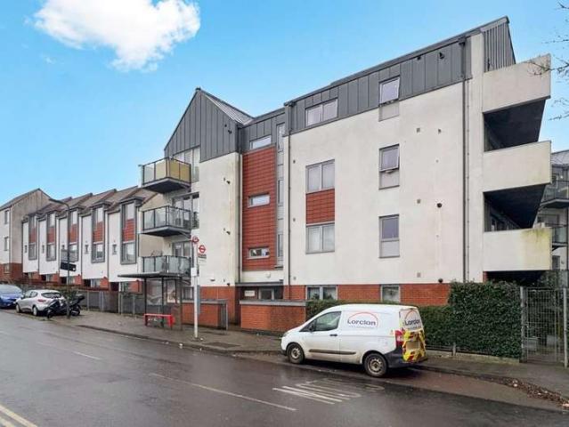 Flat for sale in Lane, Greater London