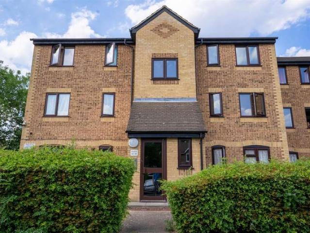 Flat for sale in London Borough of Hounslow, Greater London