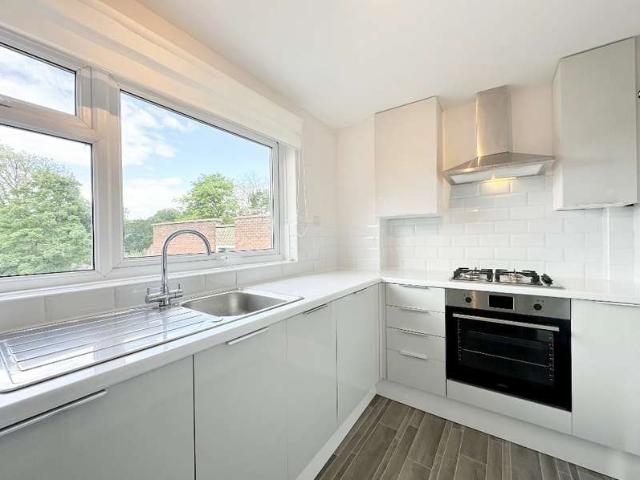 Flat for sale in Heol-las, Surrey