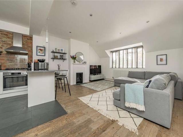 Flat for sale in Roehampton, Greater London