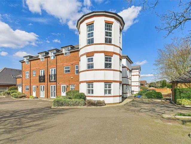 Flat for sale in Maidenhead, Fifield