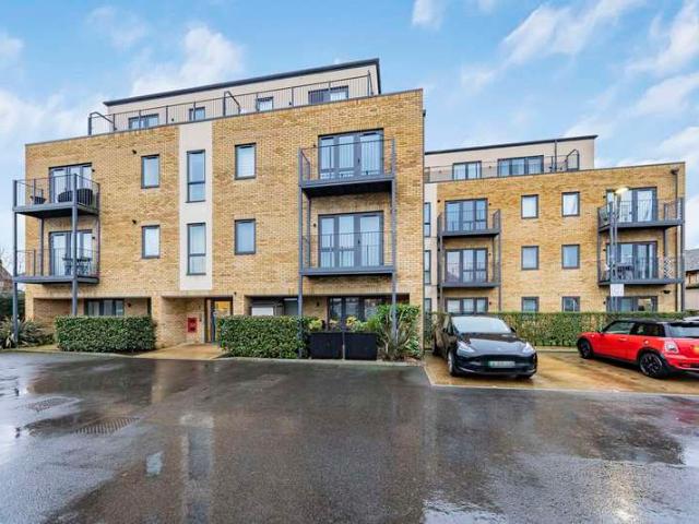 Flat for sale in Ickenham, Greater London