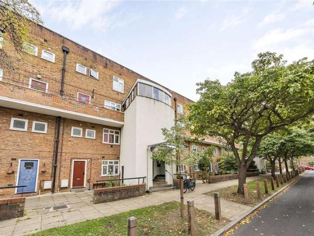 Flat for sale in London Borough of Wandsworth, Greater London