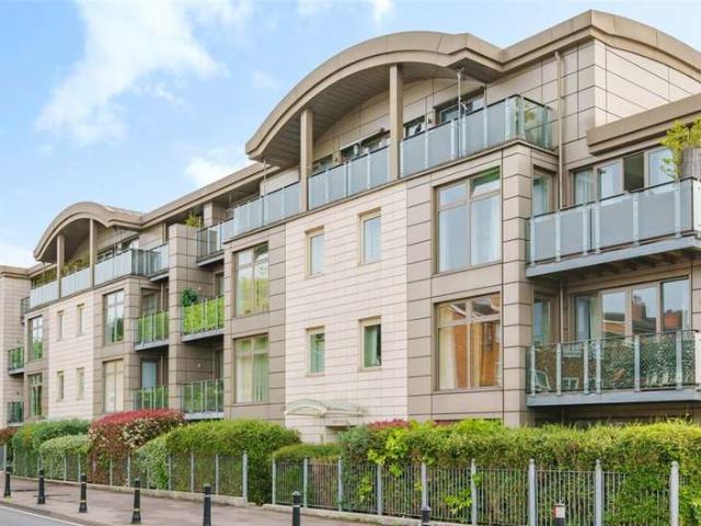 Flat for sale in Buckhurst Hill, Epping Forest