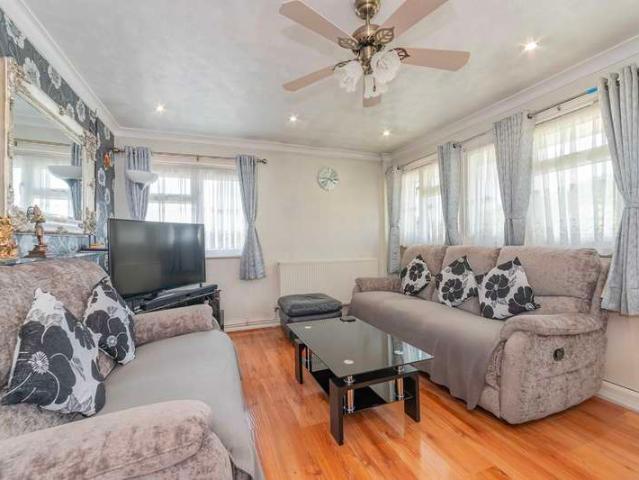 Flat for sale in London Borough of Croydon, Shirley