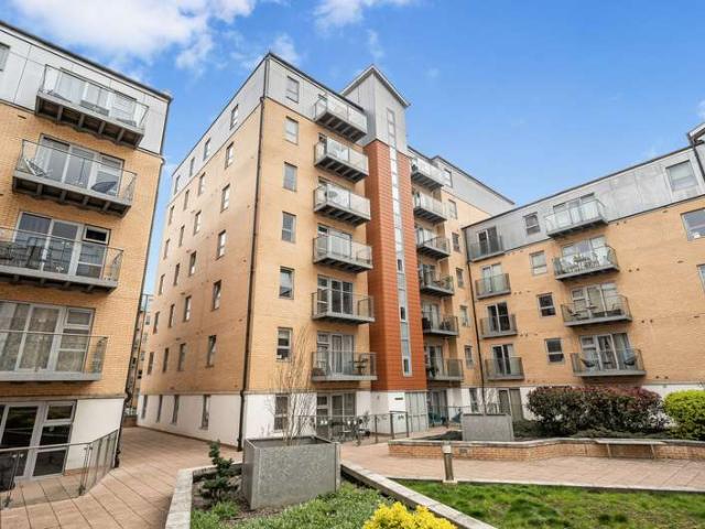 Flat for sale in South Woodford, Greater London