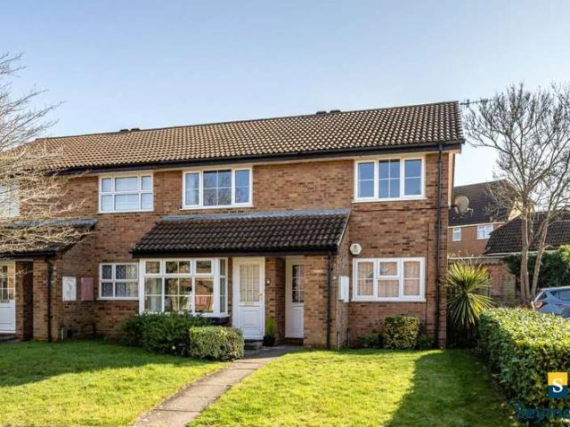 Flat for sale in Westborough, Surrey