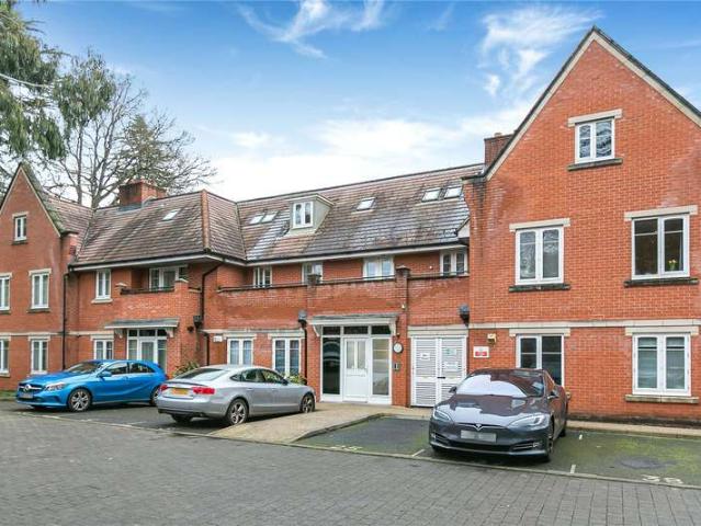 Flat for sale in Woking, Surrey
