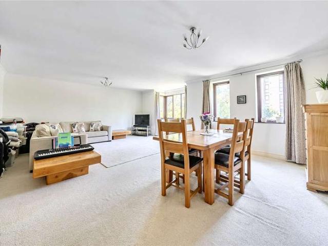 Flat for sale in London Borough of Ealing, Perivale