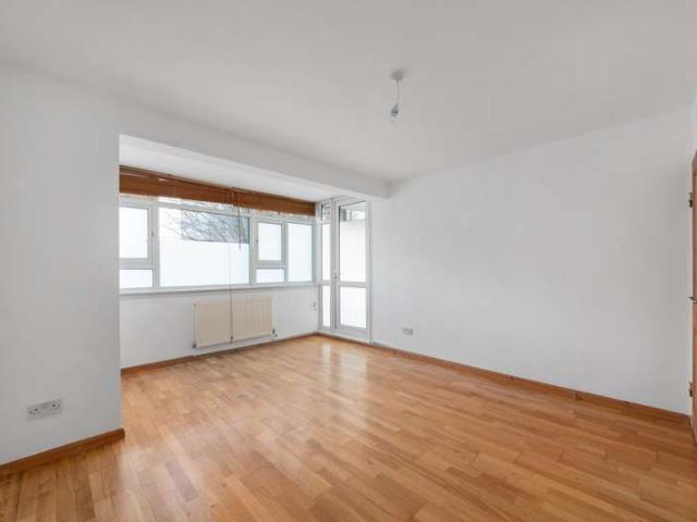 Flat for sale in Southfields, Greater London