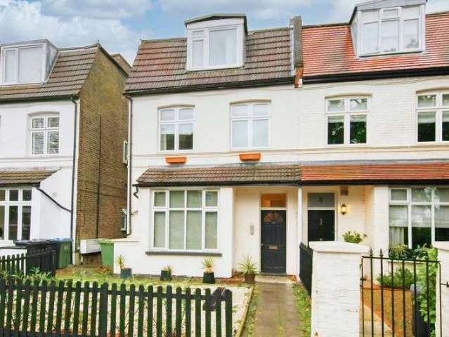Flat for rent in London Borough of Richmond upon Thames, Greater London
