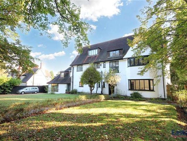 Flat for sale in Epsom, Surrey