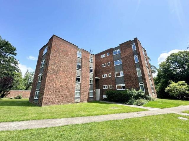 Flat for sale in Heol-las, Surrey
