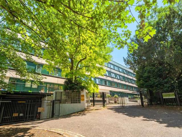 Flat for sale in London Borough of Ealing, Park Royal
