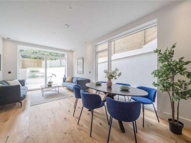 Flat for sale in London Borough of Ealing, Greater London