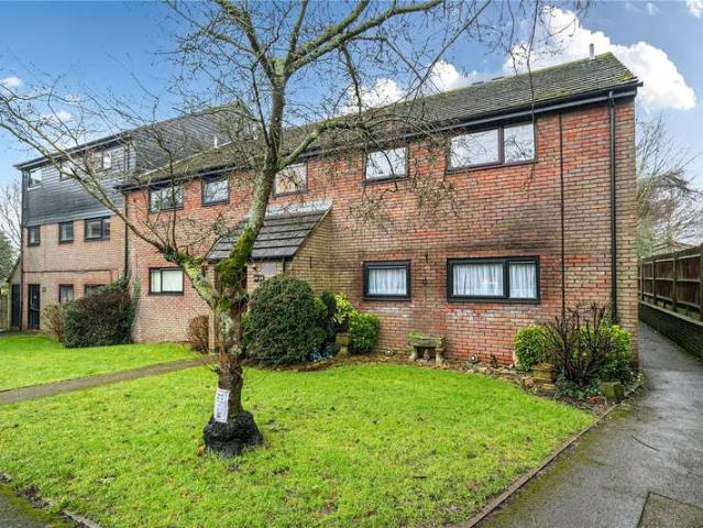 Flat for sale in Bovingdon, Dacorum