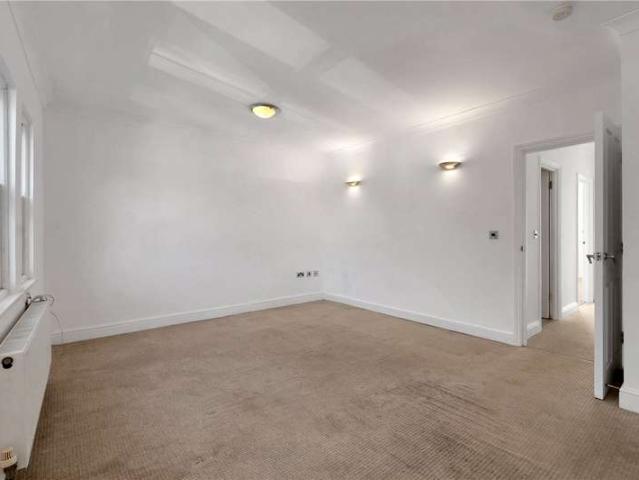Flat for sale in London Borough of Southwark, Greater London