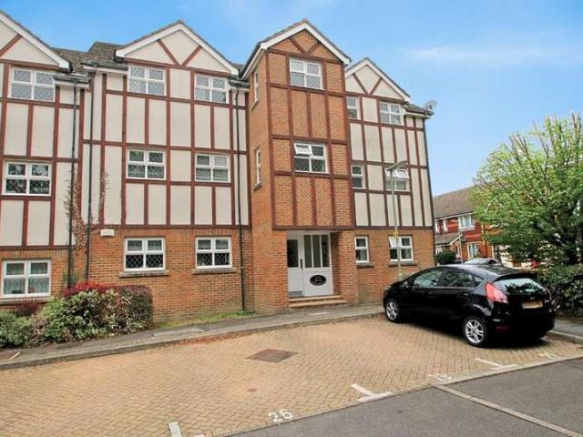 Flat for sale in Knaphill, Woking