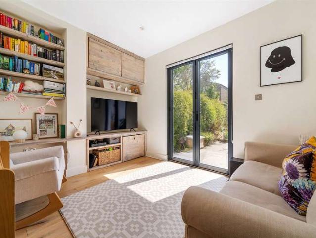 Flat for sale in London Borough of Southwark, Greater London