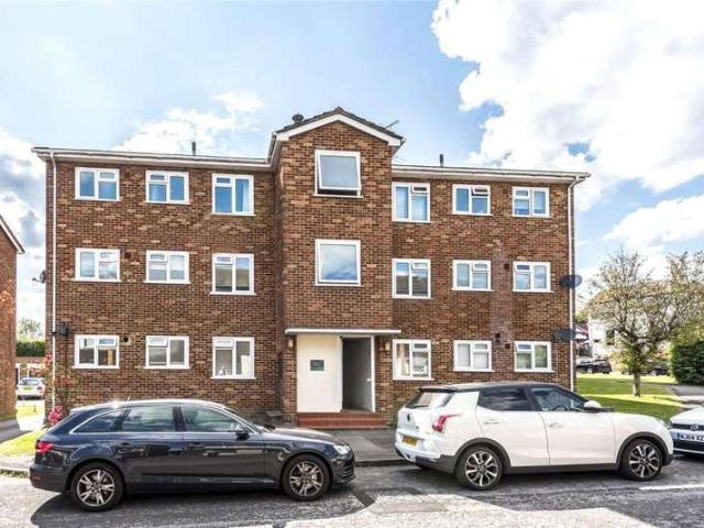 Flat for sale in Fole, Surrey
