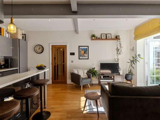 Flat for sale in Lucastes, Perryfields
