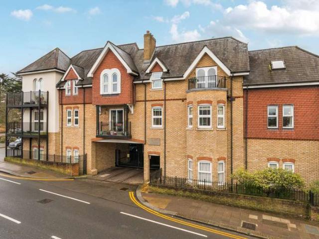 Flat for sale in Ashley Park, Surrey