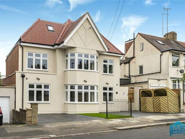 Flat for sale in Brunswick Park, Greater London