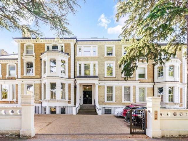 Flat for sale in Surbiton, Greater London