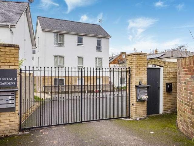 Flat for sale in Golden Valley, Gloucestershire