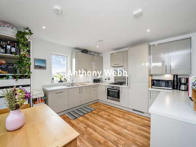 Flat for sale in Palmers Green, Greater London