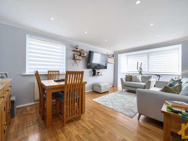 Flat for sale in Upminster Bridge, Greater London