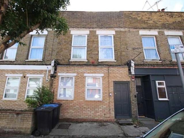 Flat for sale in Harlesden, Greater London
