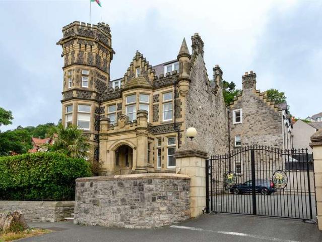 Flat for sale in Llandudno, Wales