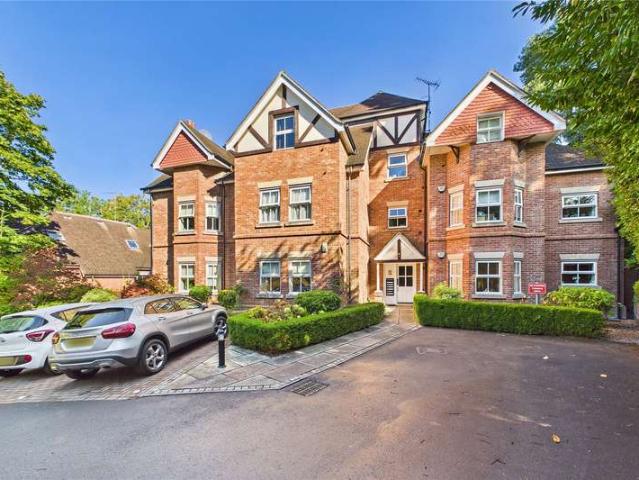 Flat for sale in Heol-las, Surrey