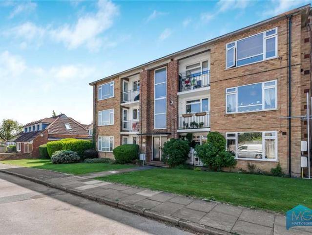 Flat for sale in Whetstone, Oakleigh Park